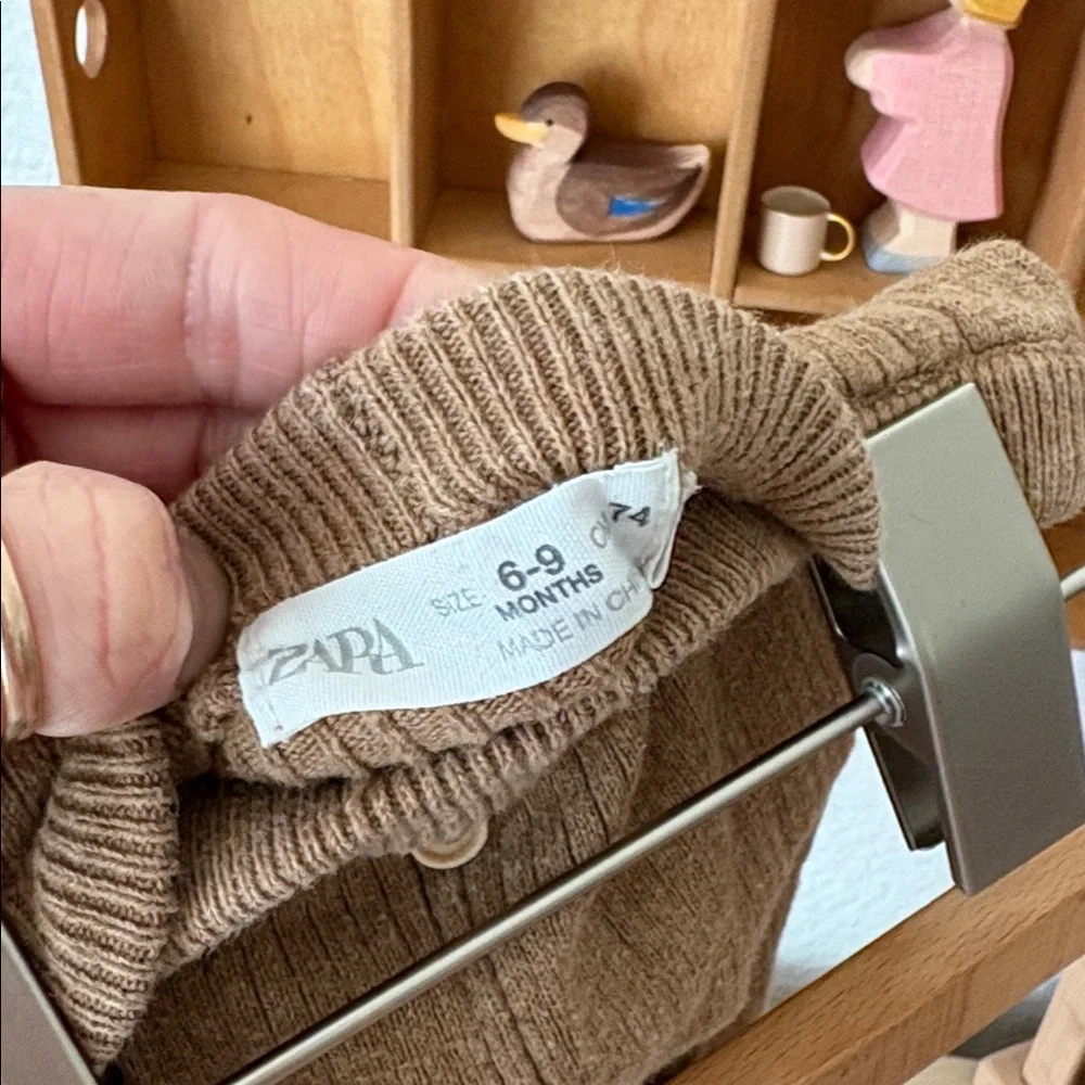 Colored Organics Cream Cotton Bodysuit + Zara Tan Knit Leggings